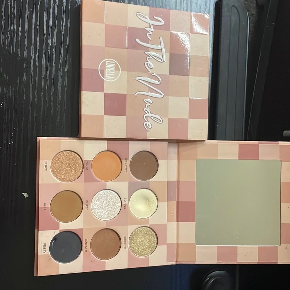 Selling women eye pallets